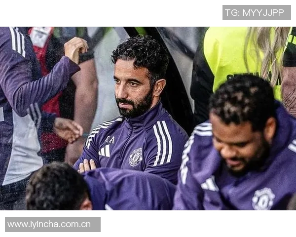 非洲球迷看台打标语呼唤姆伯莫与阿莫林畅谈进攻433阵型