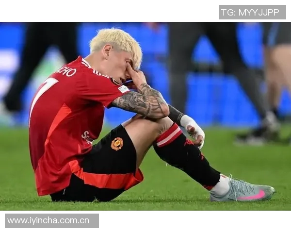 加纳乔单刀失机引发怒火捶草皮表情失落惹人关注 加纳乔单刀失机引发怒火捶草皮表情失落惹人关注